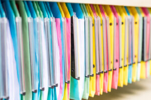 gekleurde hangmappen in een kast